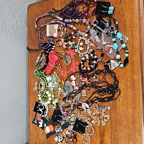 Large wearable jewelry lot 3 lbs. Vintage to modern, some new - Picture 2 of 12